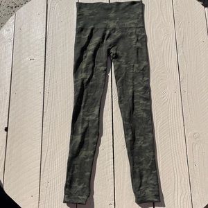 Spanx Look At Me Now Seamless Green Camo High Waisted Leggings Size Small
